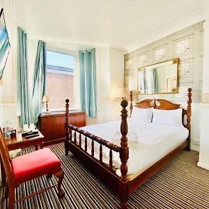 Deluxe Double Room Shower